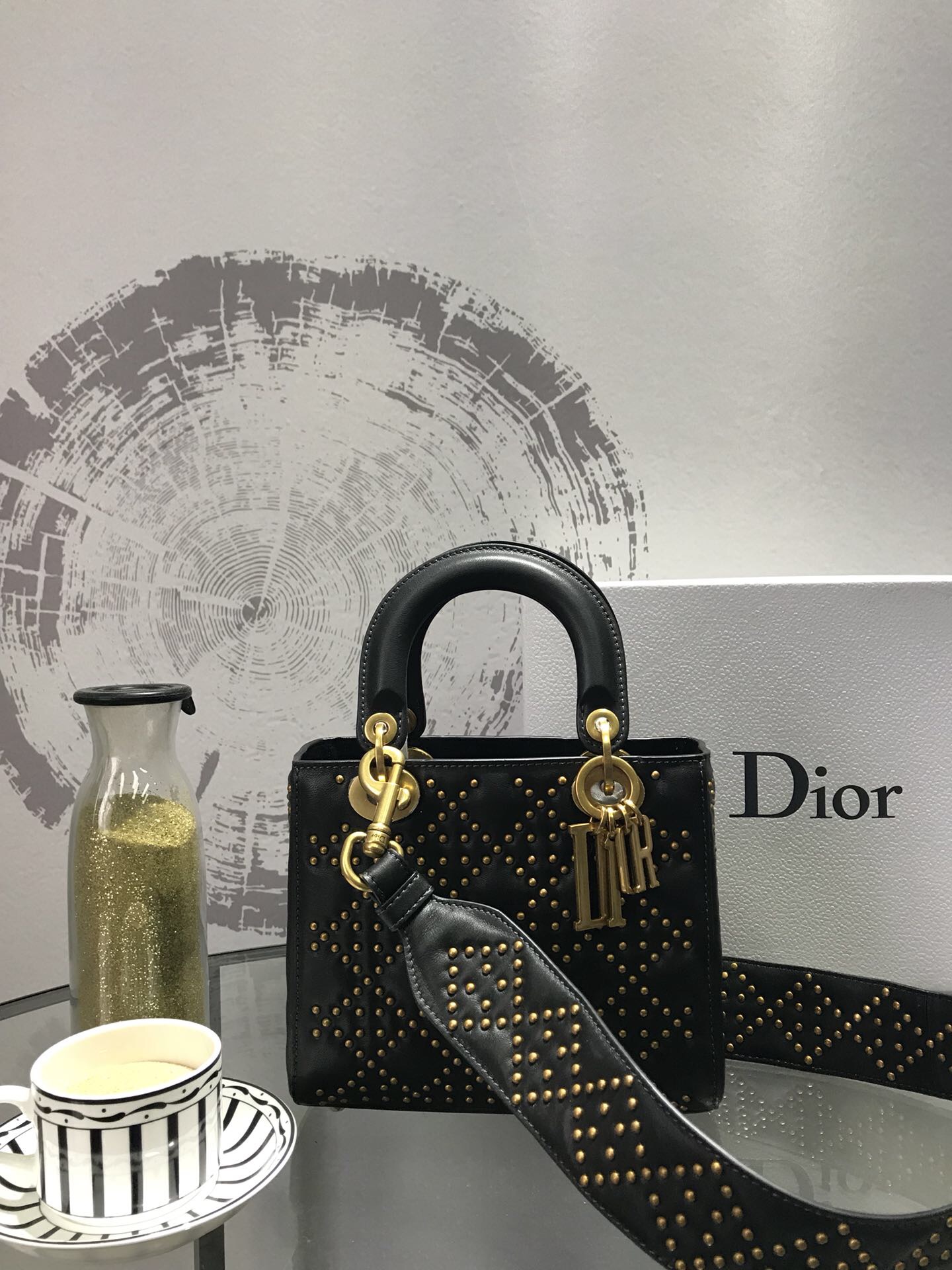 迪奥包包官网 Dior进口磨砂质感Lady Dior徽章系列四格戴妃包20cm 黄色